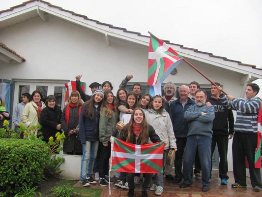 'Alegre Despertar' en el marco de la celebración de San Ignacio 2013 en el centro Euzko Etxea de Necochea (fotoEE)